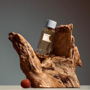 Secret de Feu I on driftwood, wide view