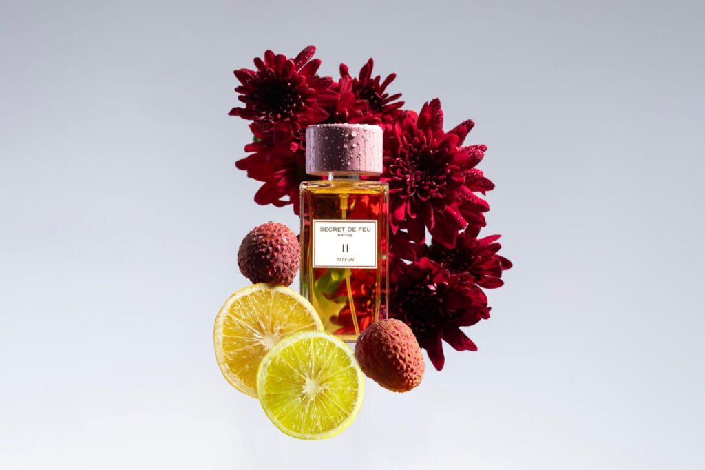 Secret de Feu II with dark red flowers and citrus slices