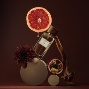 Secret de Feu III with grapefruit and a dark flower