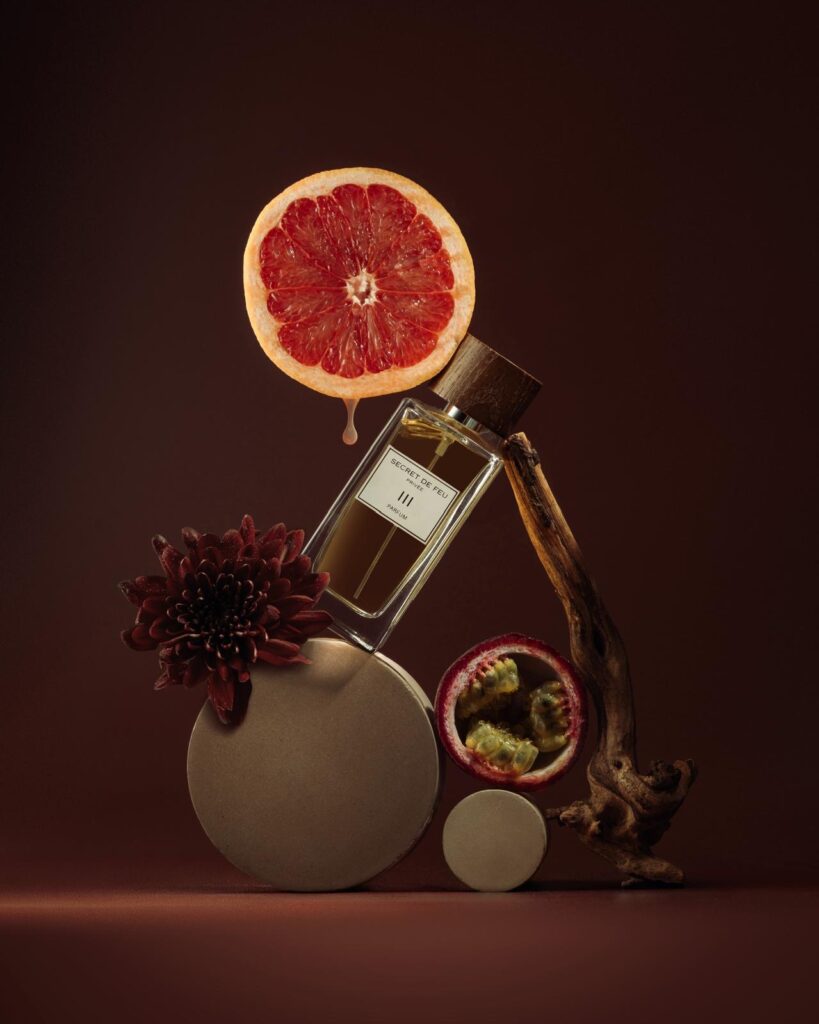 Secret de Feu III with grapefruit and a dark flower