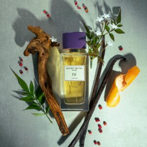 Secret de Feu IV with white flowers, wood and vanilla pods