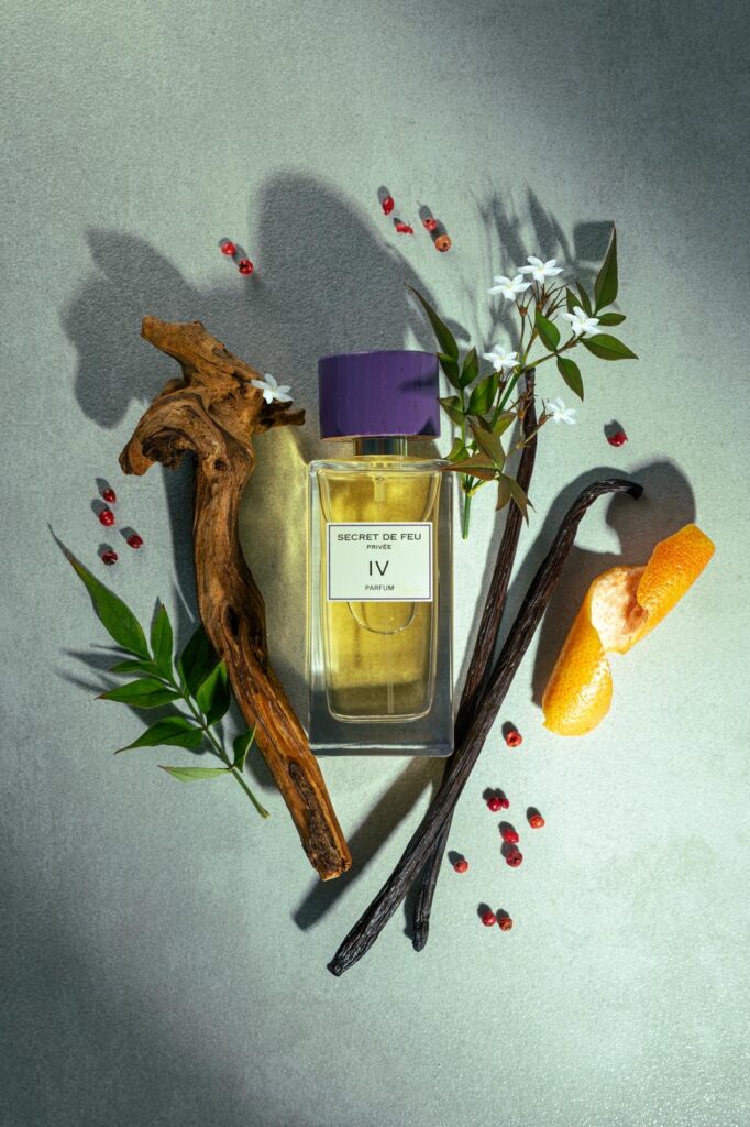Secret de Feu IV with white flowers, wood and vanilla pods